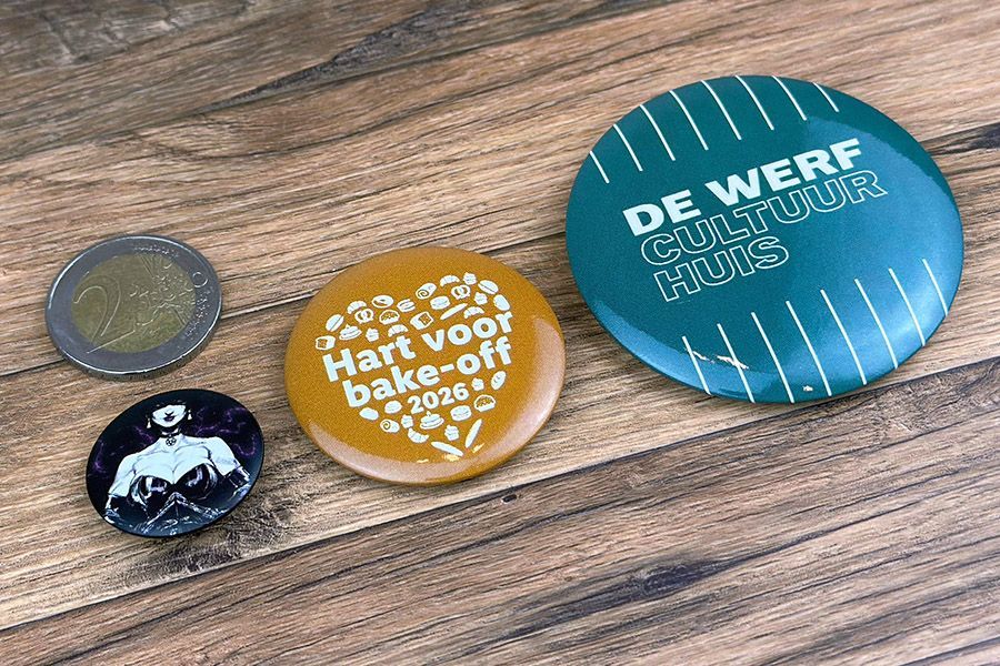 verschillende formaten van buttons naast elkaar van 25, 40 en 58mm